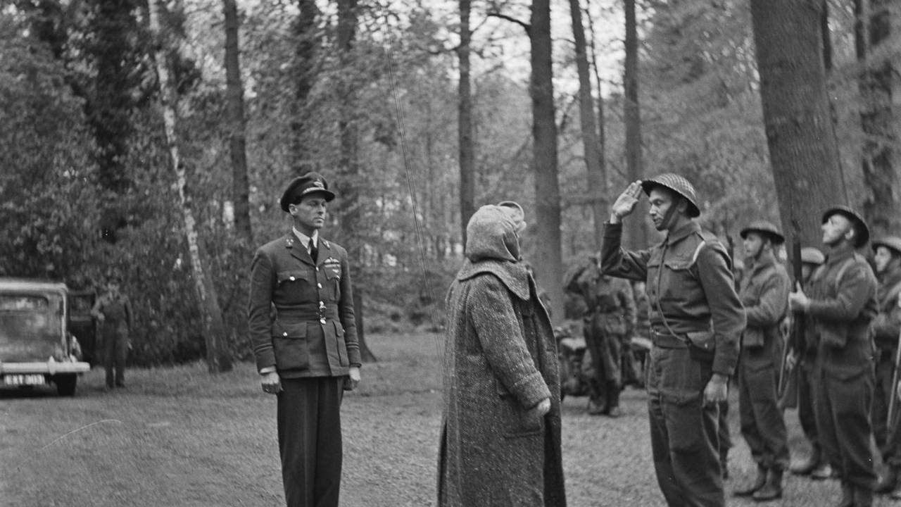 Koningin Wilhelmina inspecteert de wacht bij landgoed Anneville, achter haar staat soldaat van Oranje Erik Hazelhoff Roelfzema (foto: Willem van de Poll/ Anefo/ Nationaal Archief)