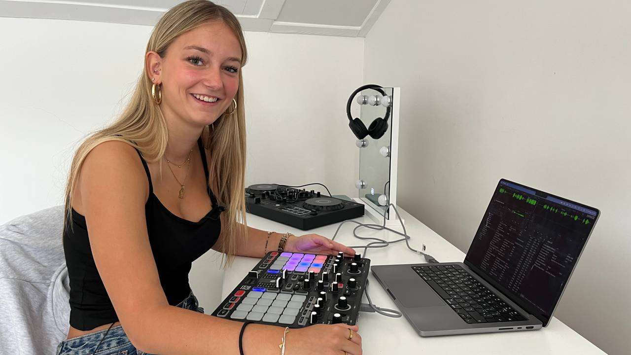 Soraya met haar dj-set. (foto: Floortje Steigenga)