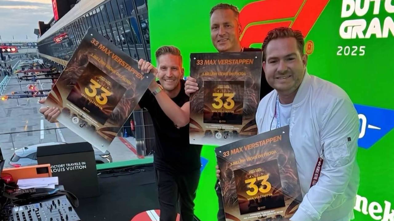 Nils (links), Jeroen en Dominic (rechts) met hun award (foto: Dominic Graat).