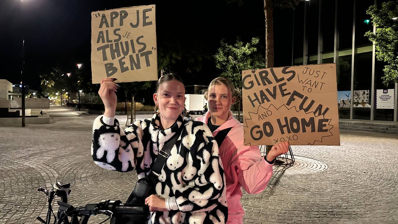 De deelnemers aan de fietstocht hadden hun fietsen bont verlicht en droegen borden met boodschappen met zich mee (foto: Floortje Steigenga).