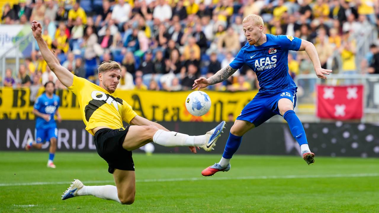 Enes Mahmutovic van NAC Breda strijdt om balbezit met AZ-speler Mexx Meerdink (foto: Orange Pictures).
