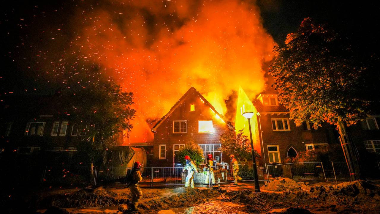 Enorme vonkenregen bij woningbrand, huis op instorten