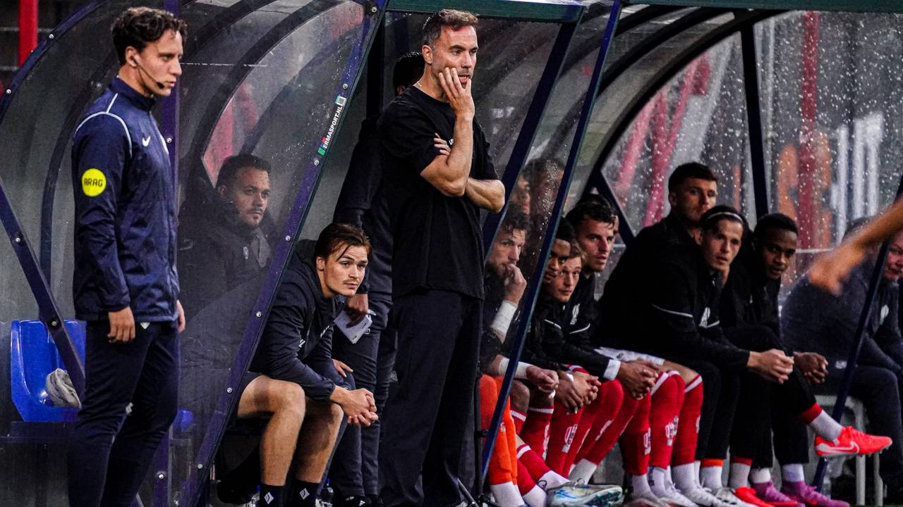 Top OSS-coach Sjors Ultee met de bank tegen FC Dordrecht vrijdag (foto: OrangePictures).