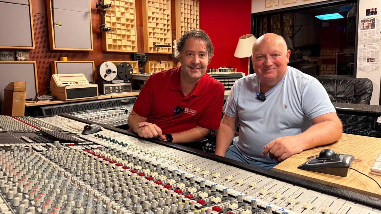 Koen en Jean-Paul Heck achter de beroemde mengtafel (foto: Omroep Brabant).