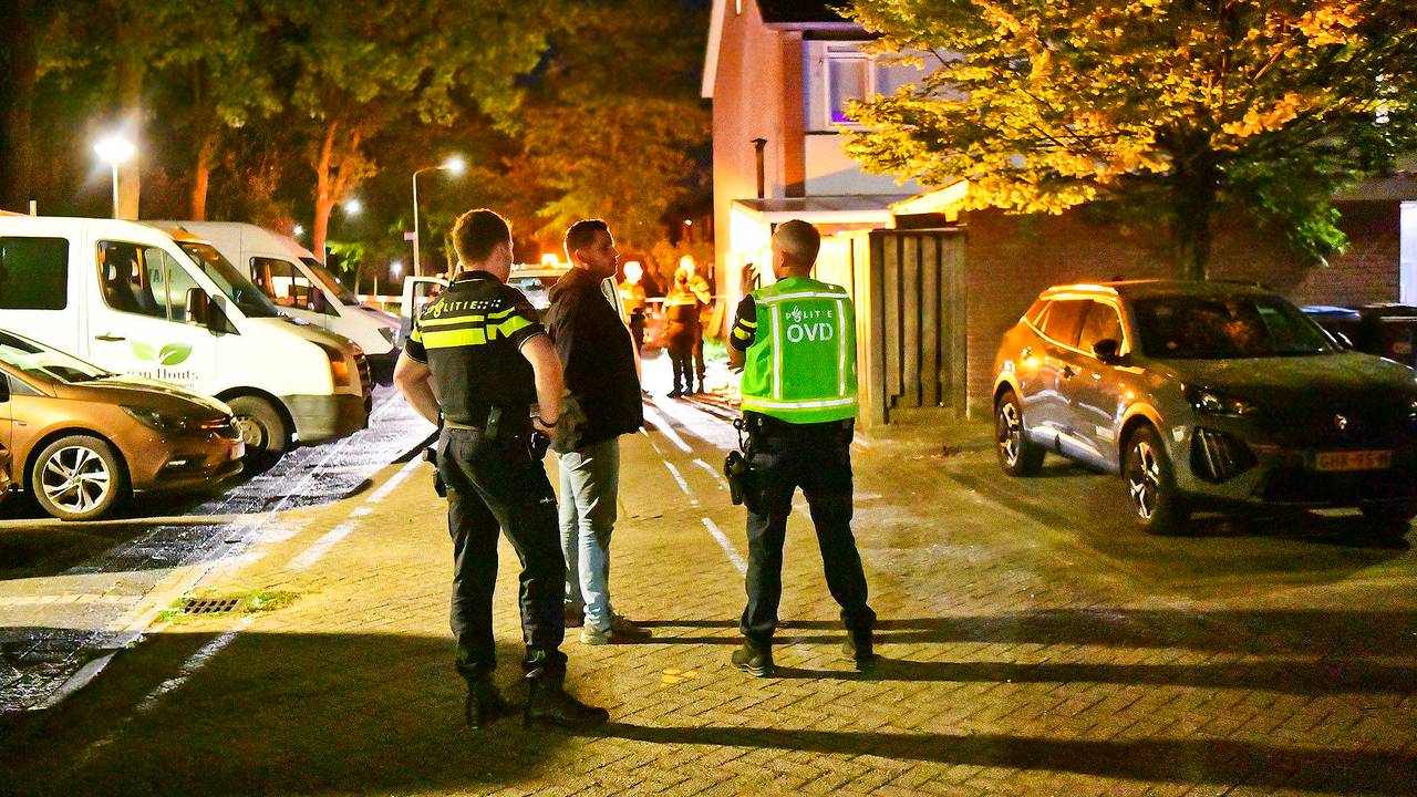 De politie doet een inval (Foto: Persbureau Heitink/ Rico Vogels.)