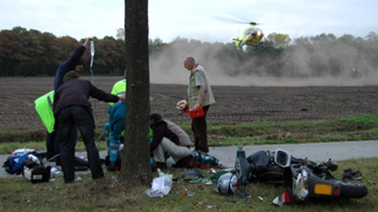 Hulpdiensten buigen zich over het slachtoffer. (Foto: Toby de Kort)
