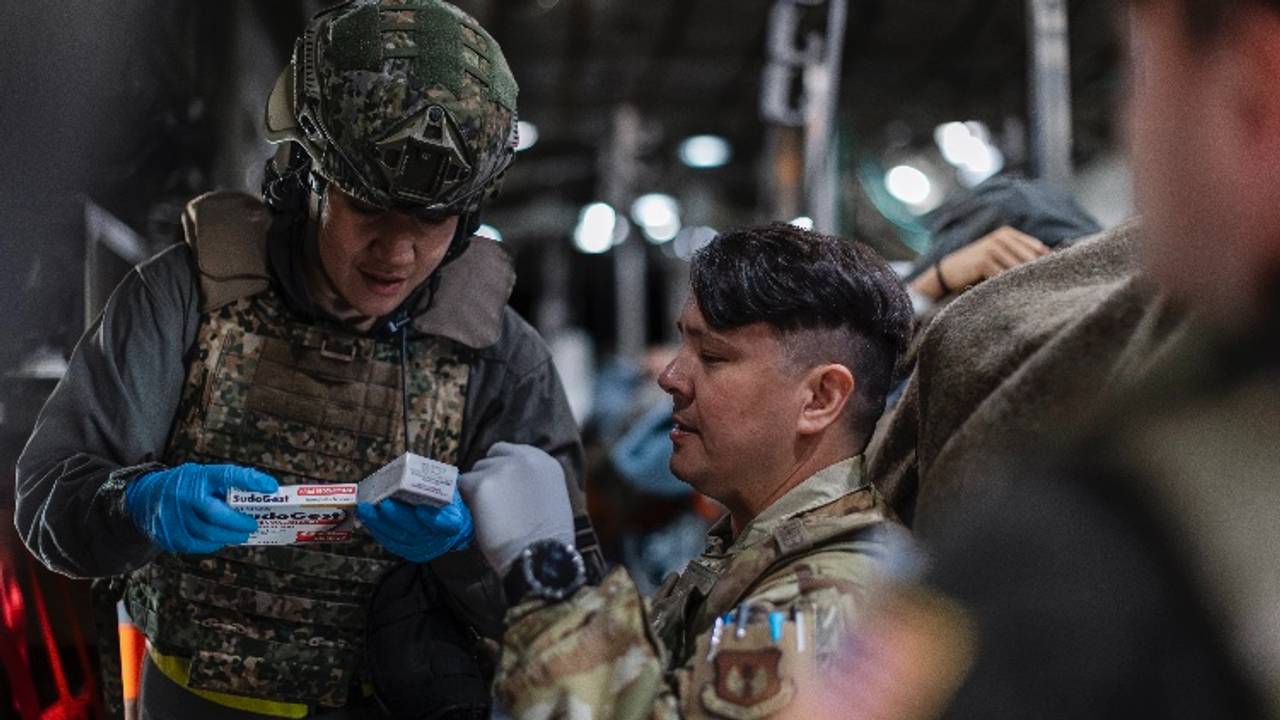 In het ruim van het Zweedse transportvliegtuig bij de oefening (foto: Ministerie van Defensie).