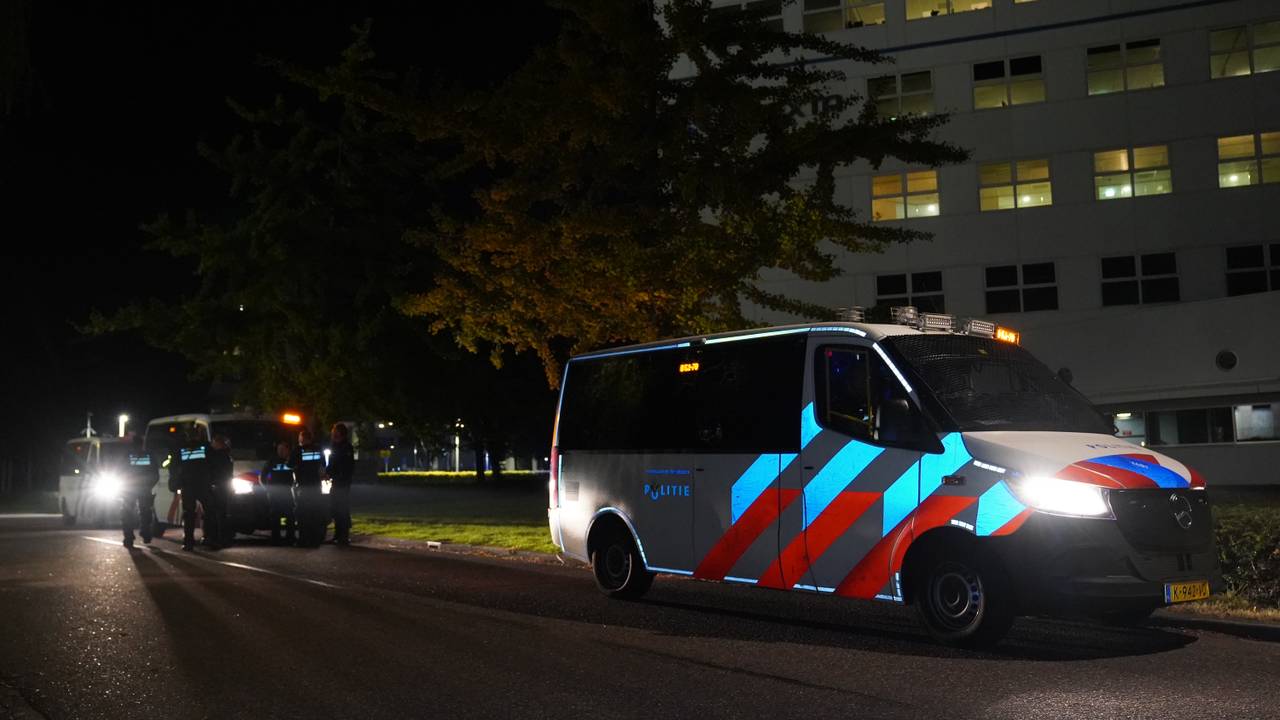 Meerdere politiebussen en ME-bussen reden zaterdagavond rond (foto: Bart Meesters).