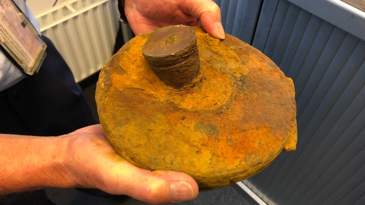 Fragment van vliegtuigbom die ooit gevonden is op vliegbasis Eindhoven (foto: Willem-Jan Joachems)