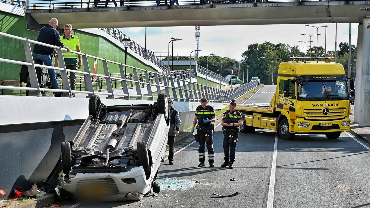 Auto eindigt op de kop na botsing met andere wagen.