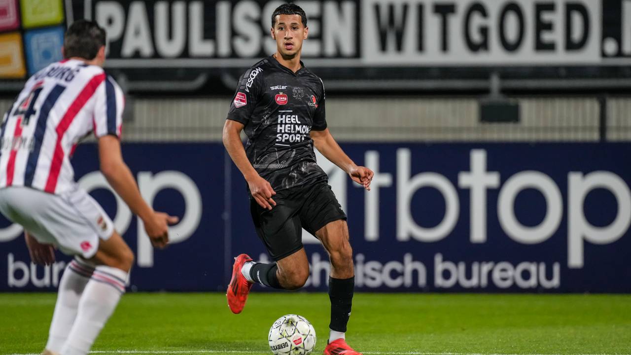 Tarik Essakkati van Helmond Sport rent met de bal (foto: OrangePictures).