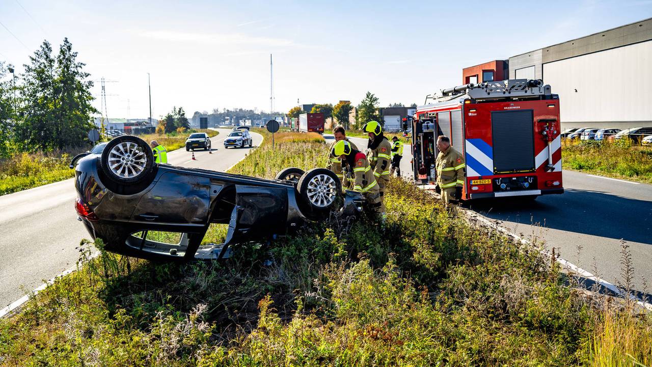 Auto belandt op z'n kop in berm na aanrijding met vrachtwagen