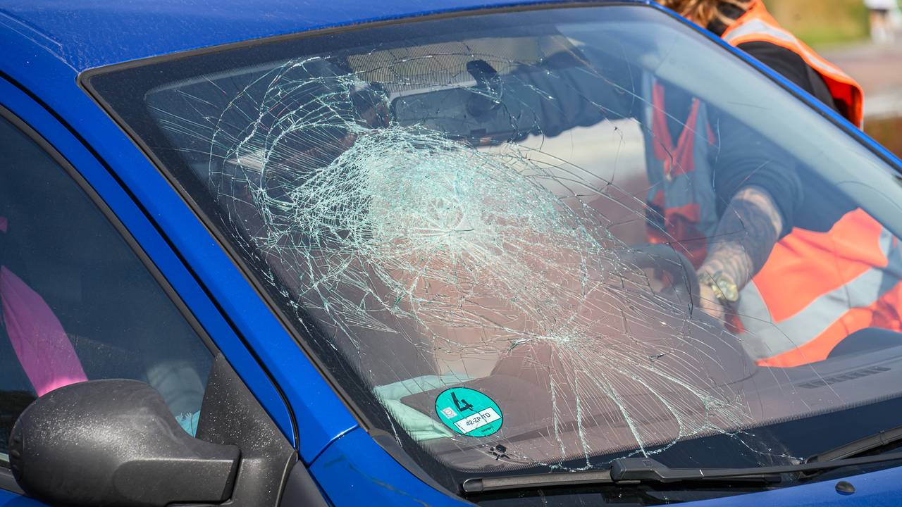 Auto eindigt na botsing op braakliggend terrein • Shovel vliegt in brand op boerenerf.