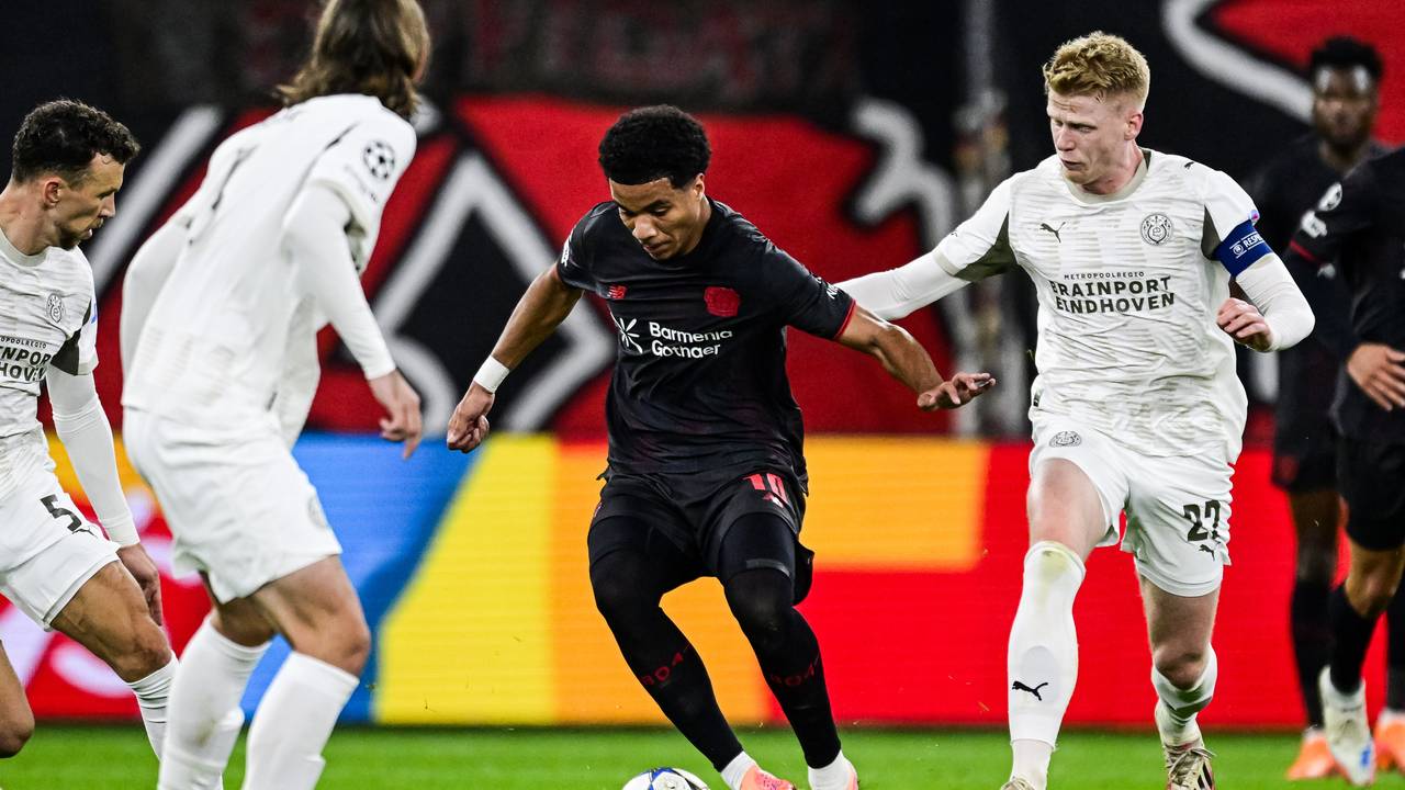 Oud-PSV'er Tillman omringd door PSV'ers (foto: ANP).