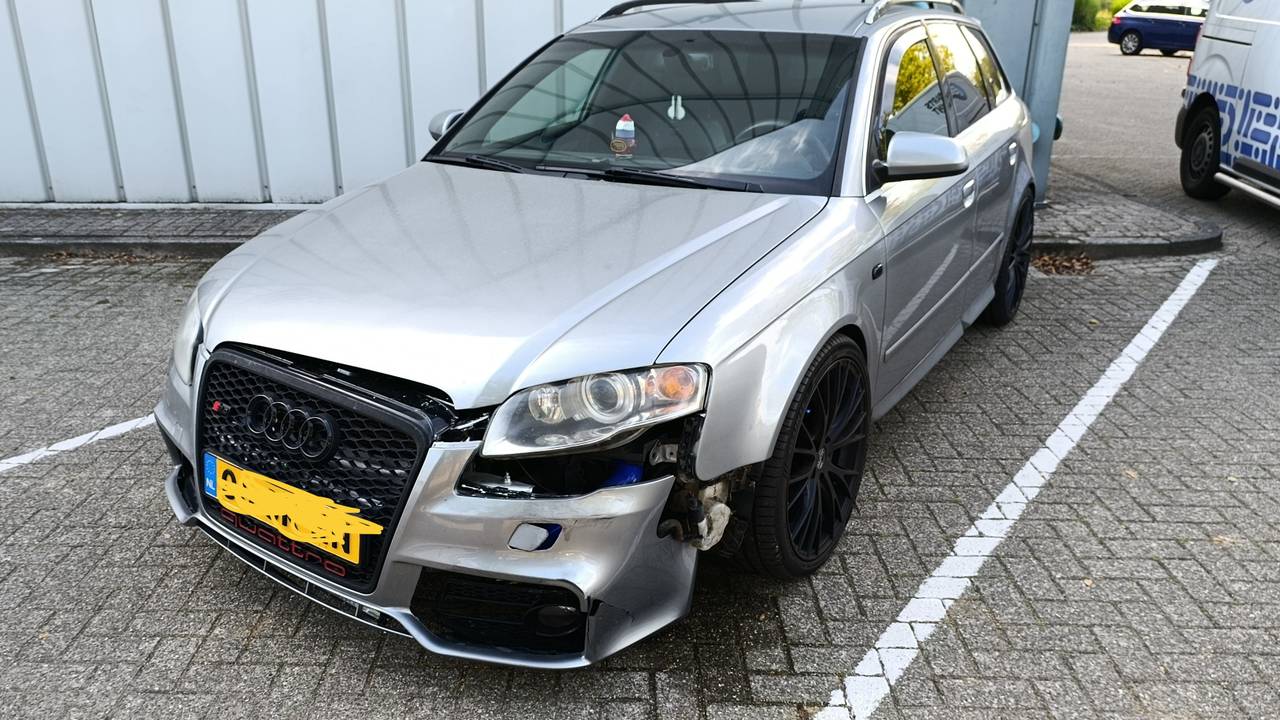 De beschadigde auto (foto: eigenaar auto).