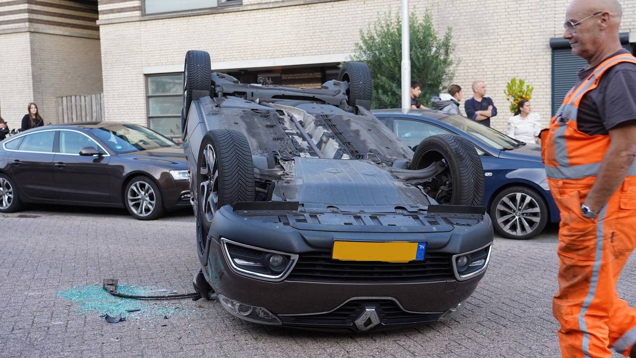 Dronken bestuurder ramt wagens, eindigt op de kop en zijn kind raakt gewond