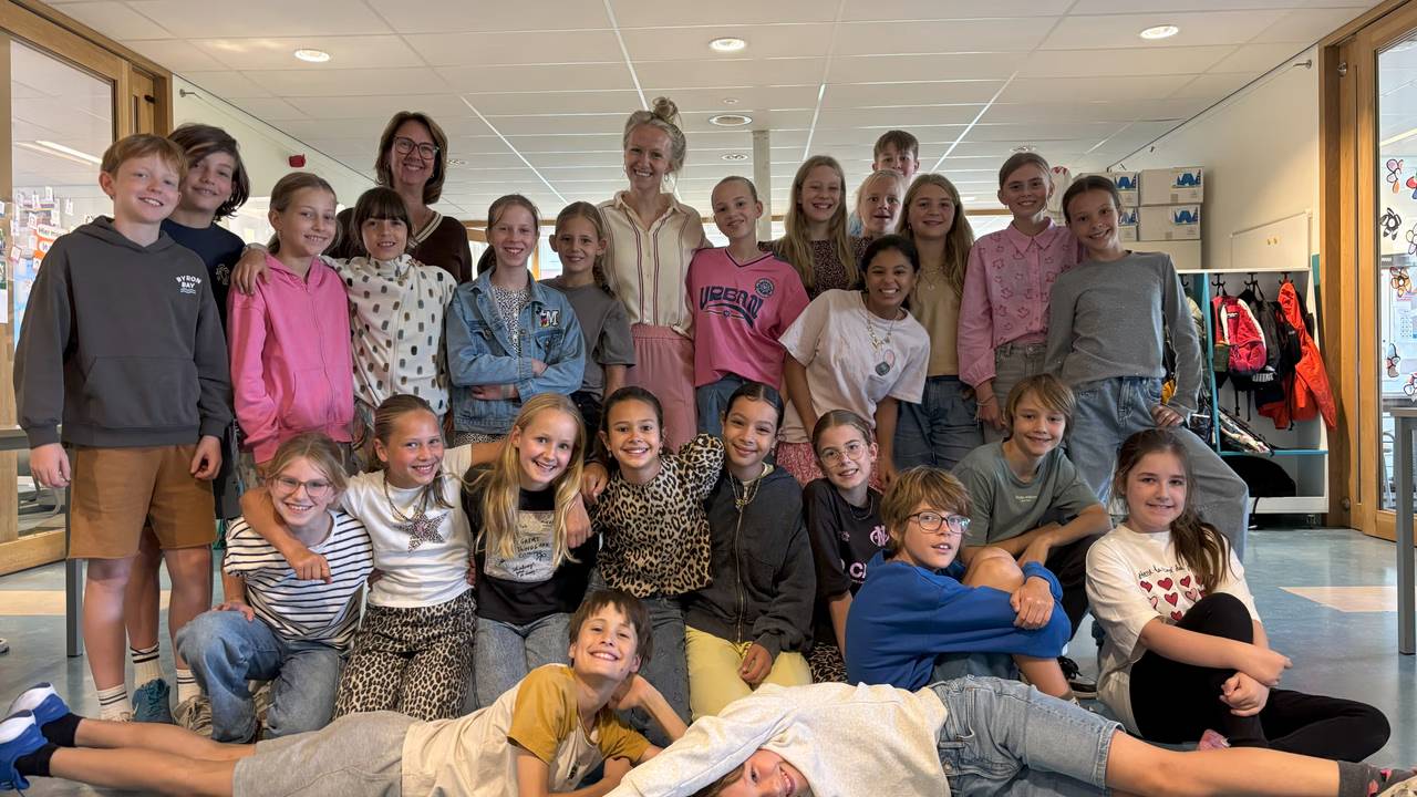 Juf Roos samen met haar klas en de directrice.