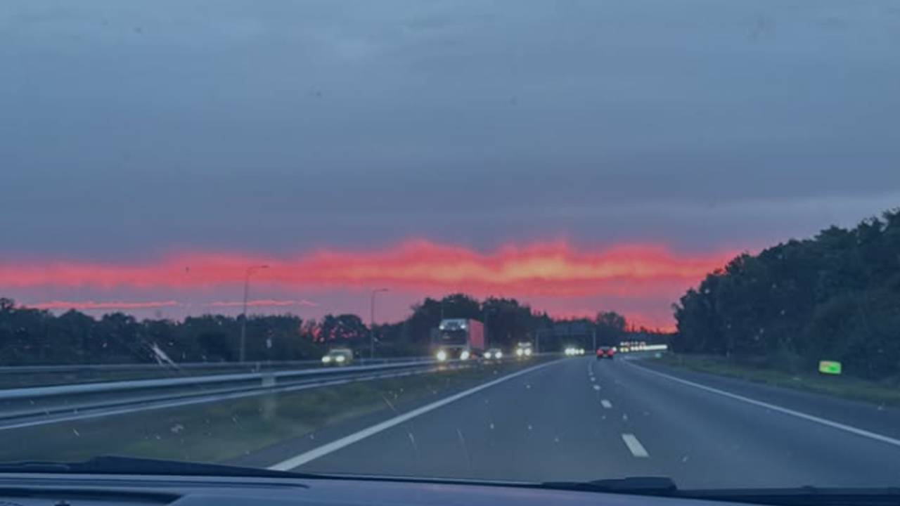 De politieagenten hielden controle op de A77 bij Boxmeer (Foto: Instagram/ politie_landvancuijk).