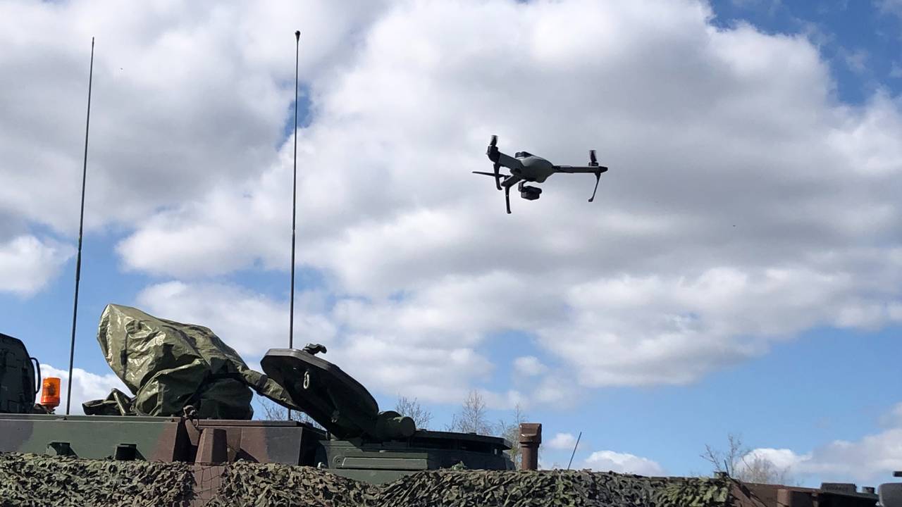 Militaire drone van de kazerne uit Vredepeel boven kazerneterrein Oirschot, voorjaar 2025 (foto: Willem-Jan Joachems)