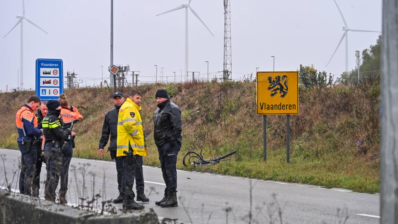 Dode fietser bij Hazeldonk, politie zoekt mogelijke doorrijder