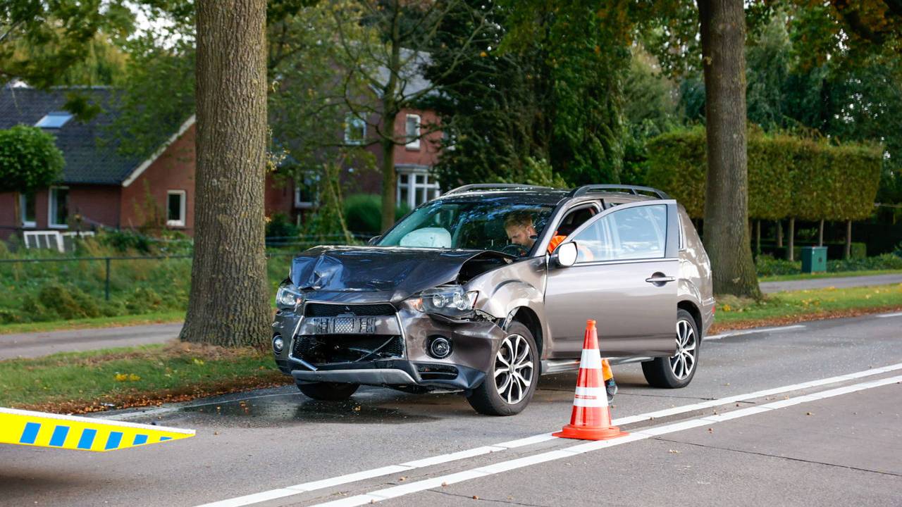De auto's raakten beschadigd bij de botsing (foto: Addy Smits/Persbureau Heitink).