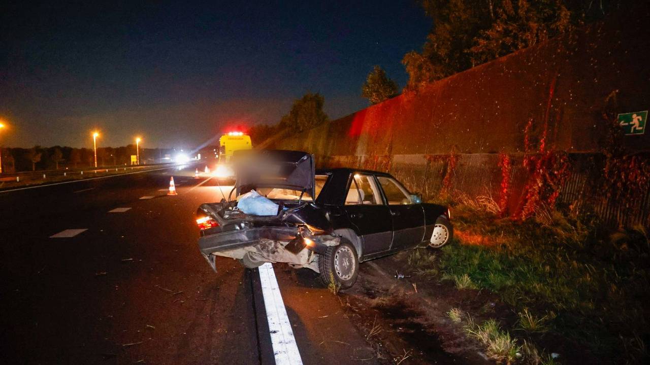 De auto's liepen bij de botsing op de A50 fikse schade op 9foto: Addy Smits/Persbureau Heitink).