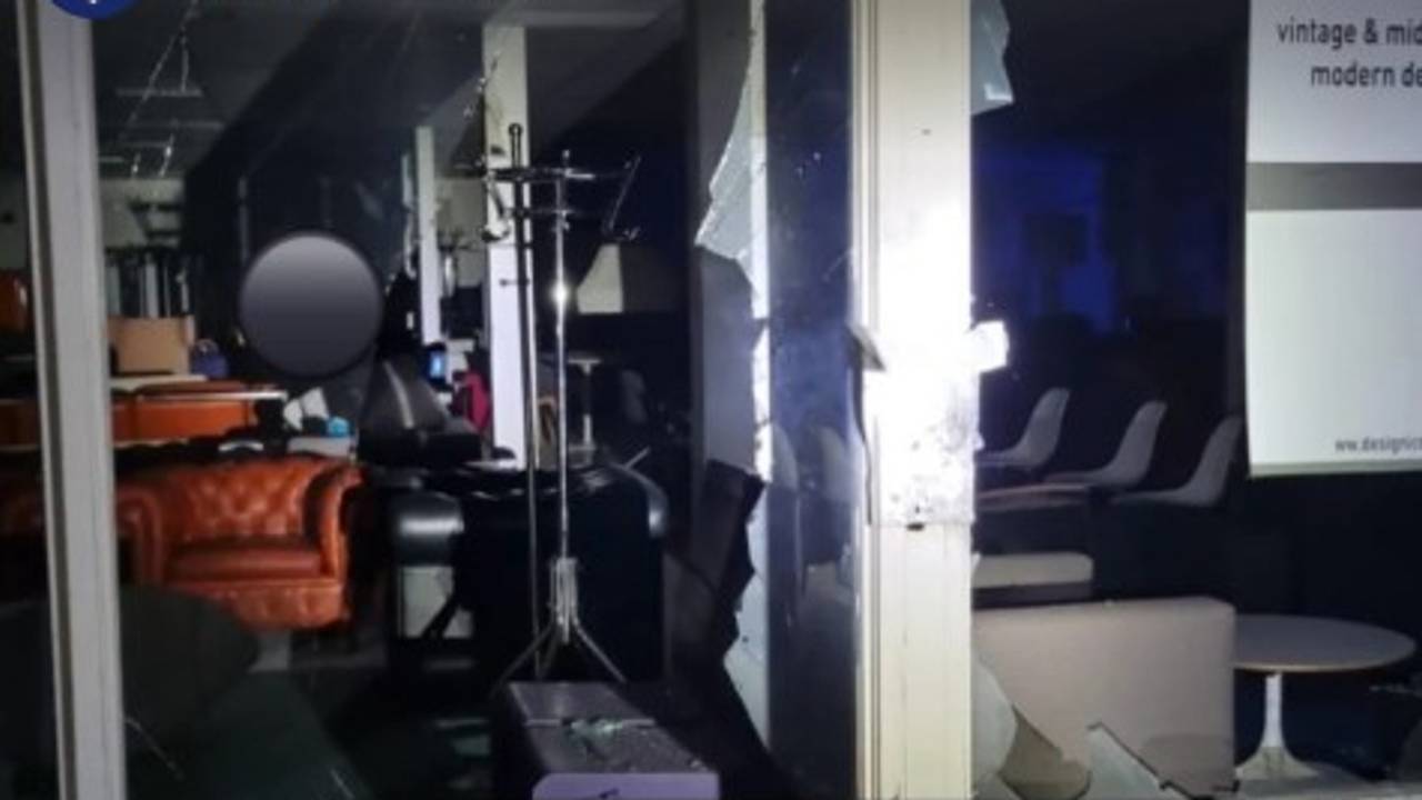 Onder meer deze ruit ging aan diggelen in Lage Zwaluwe (foto: Instagram wijkagenten Drimmelen).