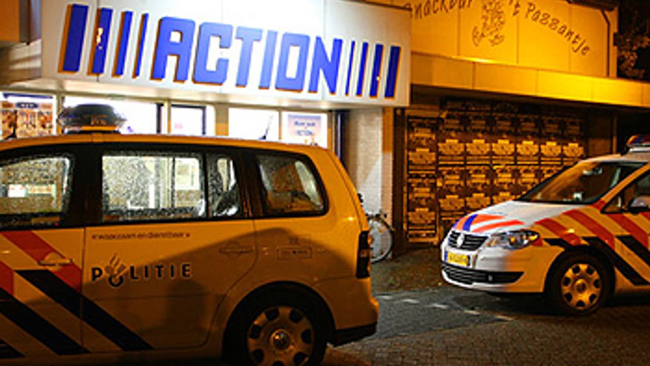 De politie doet onderzoek bij de Action in Helvoirt. (Foto: Tom Louter, 112brabantnieuws)
