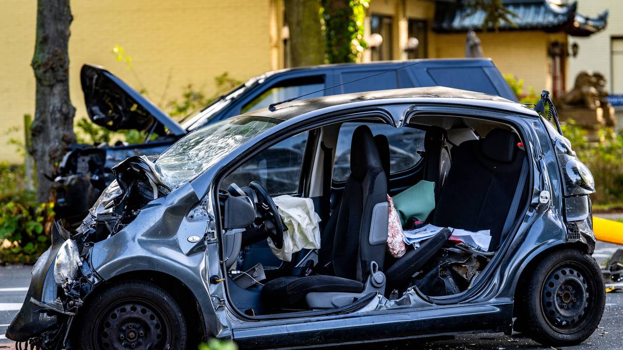 Enorme ravage na frontale botsing, bestuurders naar ziekenhuis.
