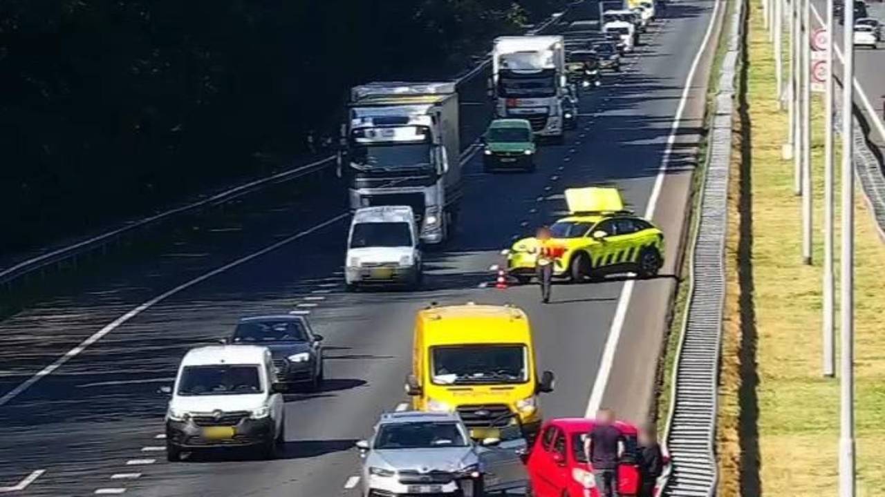File op de A58 richting Eindhoven door ongeluk, verkeer wordt omgeleid.