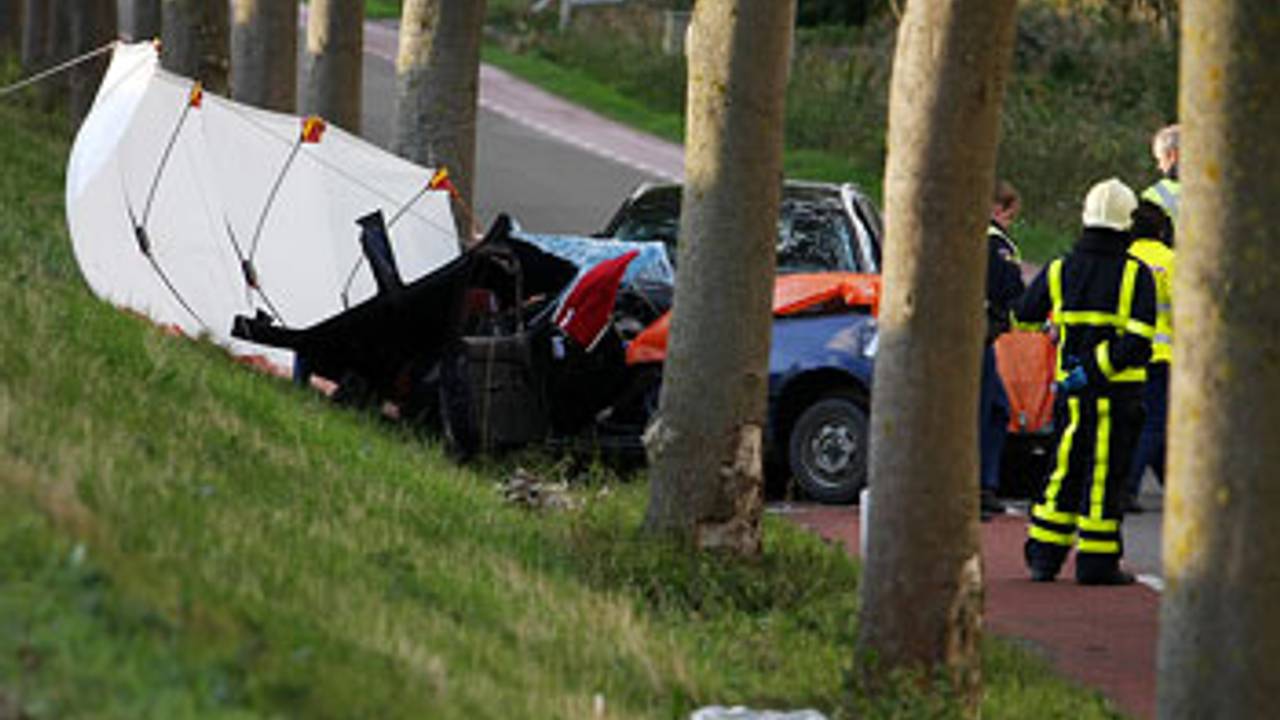Van het voertuig bleef weinig over. (Foto: Jan-Willem Kempeneers, SQ Vision)