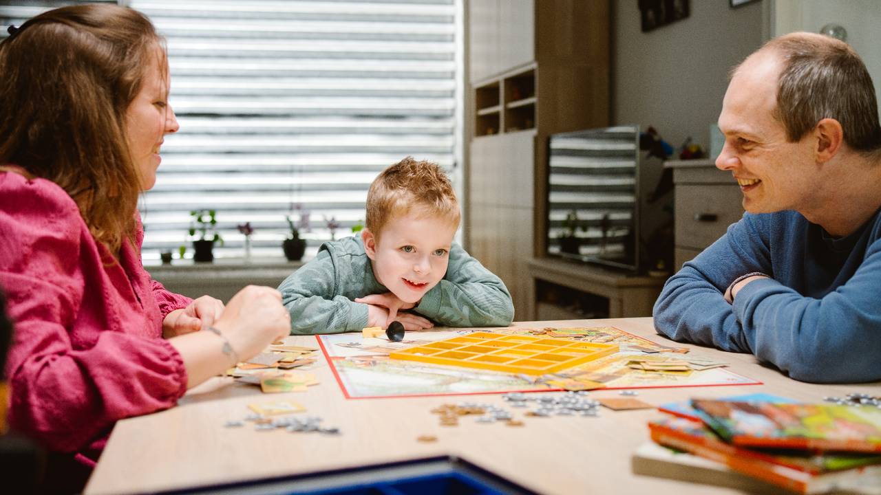 Moeder Patricia, Bjorn en vader Olaf in Loon op Zand (Foto: Ditta van Gent fotografie)