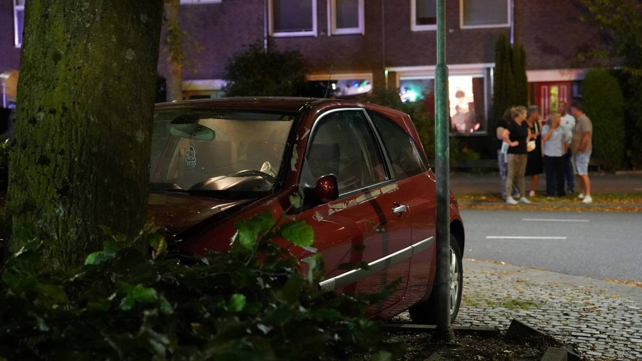 De auto botste op een boom vlakbij het Raadhuisplein in Rijen (foto: Jeroen Stuve/Persbureau Heitink).