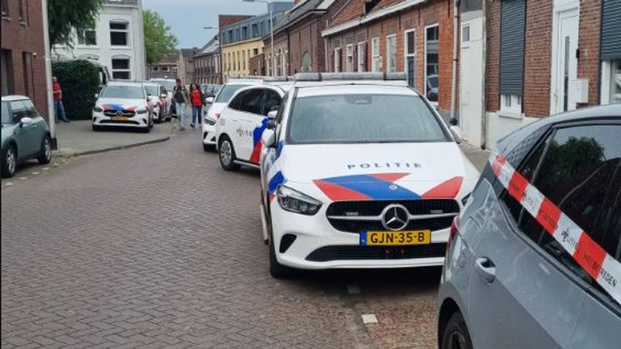 Veel politie na de ruzie in de Wittebollestraat in Tilburg (foto: Instagram politie Leijdal).