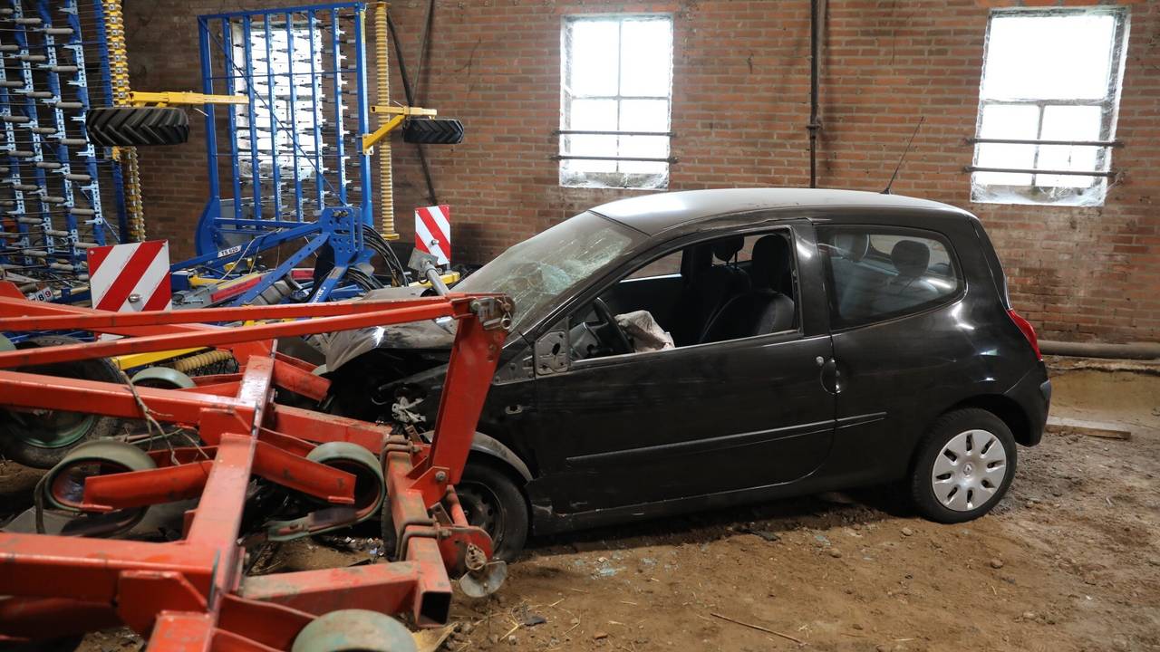 Voor de zevende keer reed een auto een schuur in Steenbergen in (foto: Persbureau Heitink).