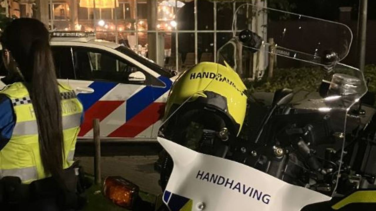 Handhavers droegen de schennispleger in Den Bosch over aan de politie (foto: Instagram handhaving Den Bosch).
