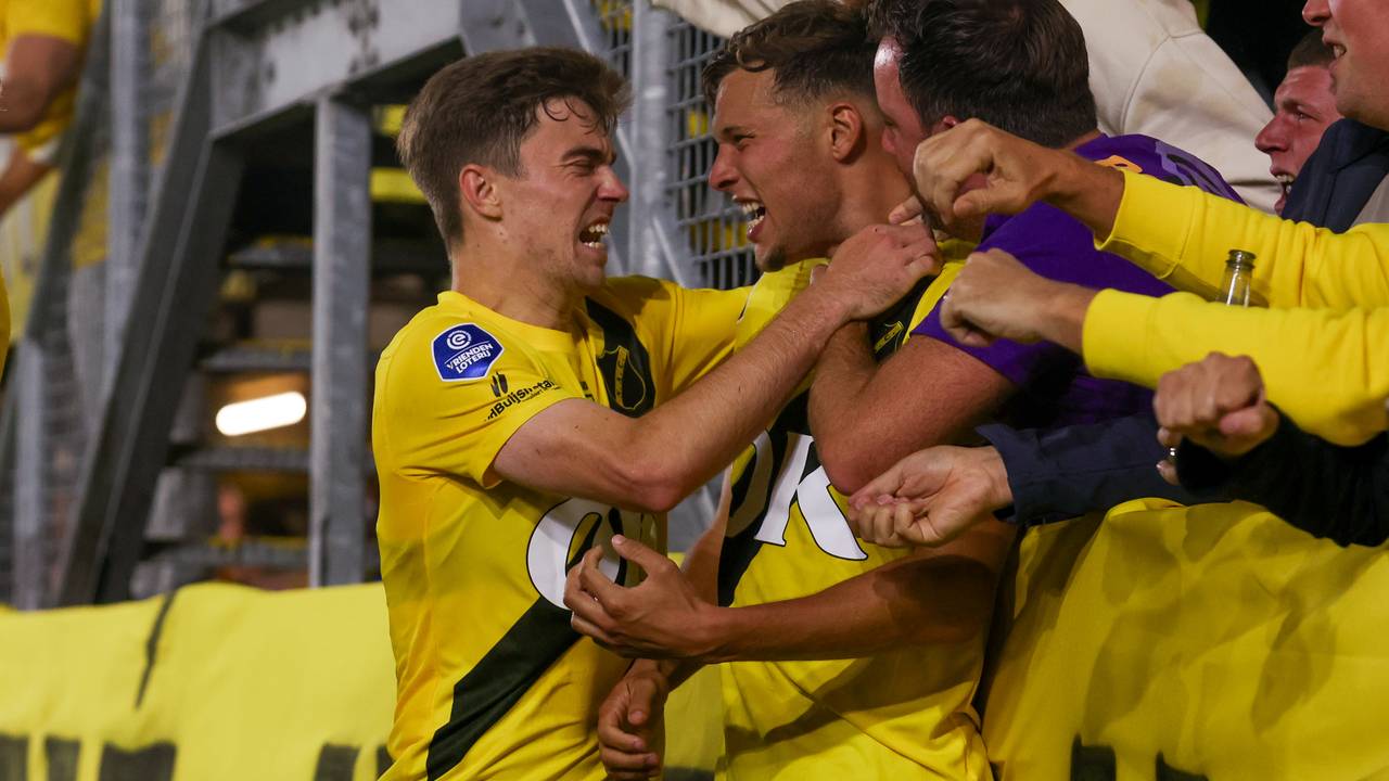 Grote vreugde bij NAC na de winnende treffer van Sydney van Hooijdonk (foto: Orange Pictures).