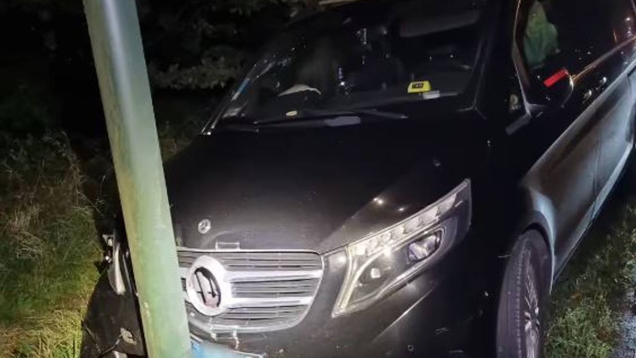 De taxibus was achtergelaten in Schijndel (foto: Instagram politie digitaal Meierij).