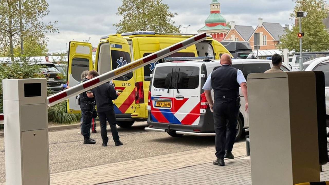 Hulpverleners en politie op de parkeerplaats bij Outlet Center (foto: L1 Nieuws).