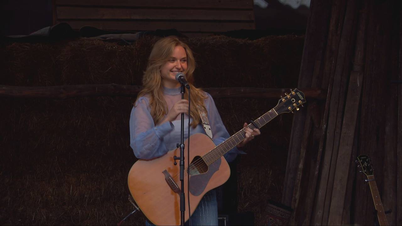 Rosa Spruit treedt op in haar eigen achtertuin.