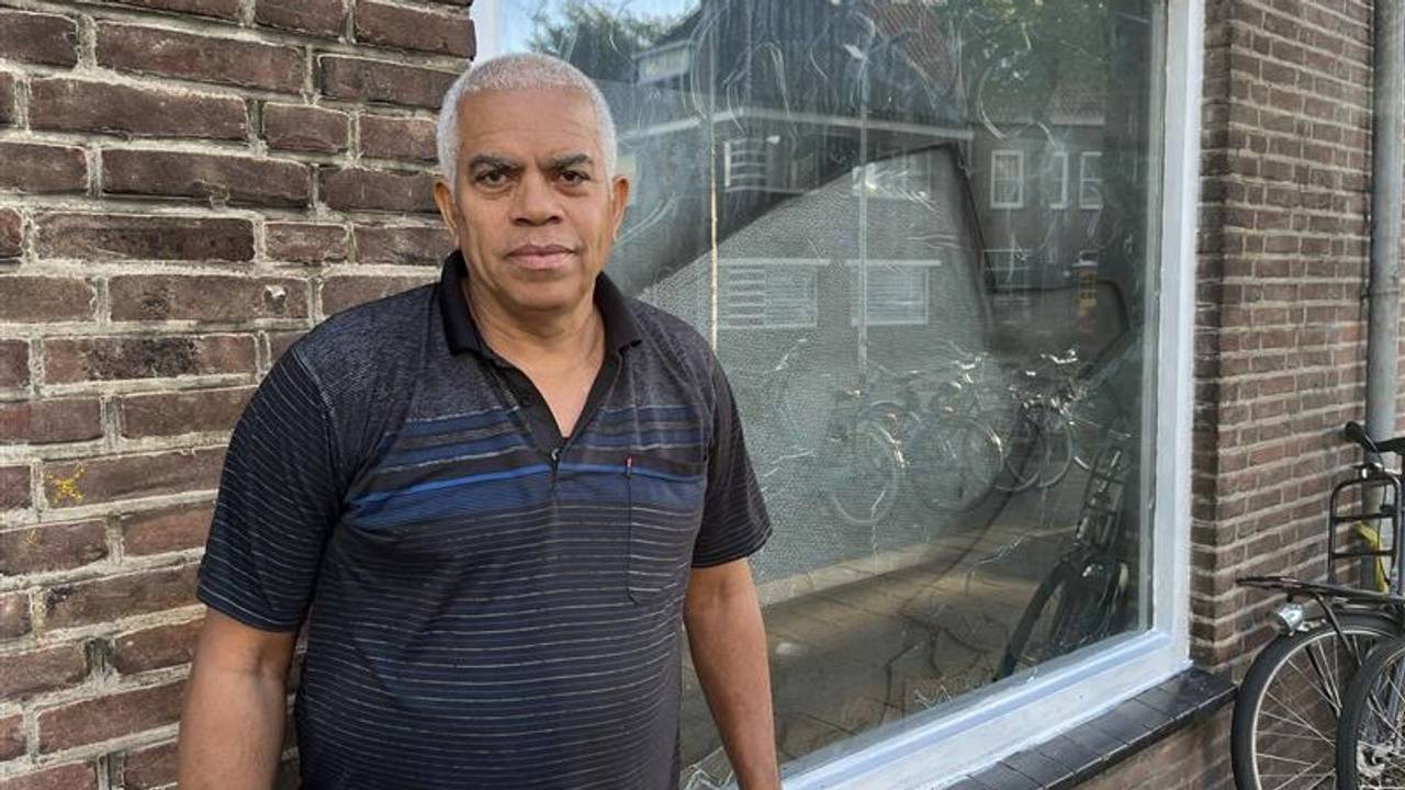 Anthony bij zijn tijdelijke ruit (foto: Jan Waalen).