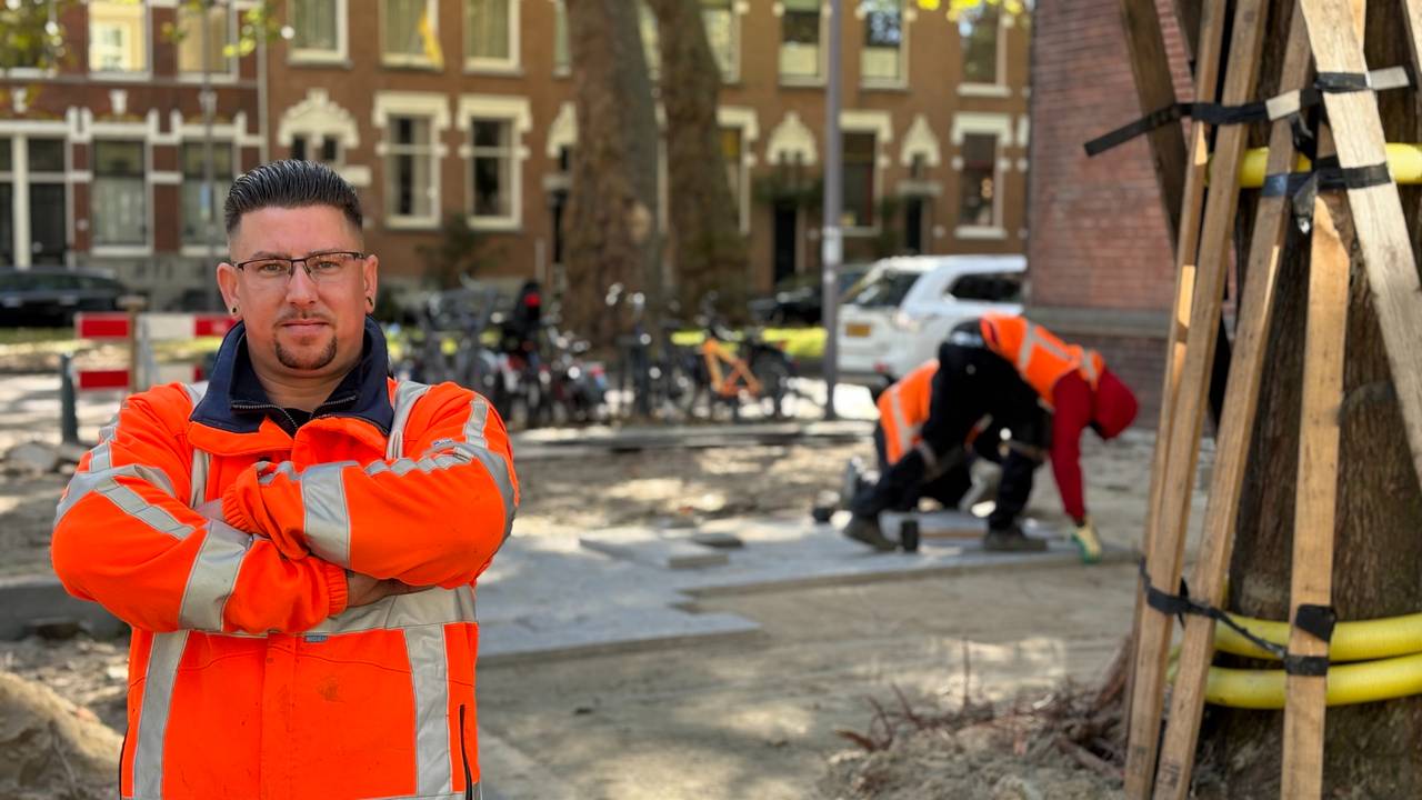 Gerwin ondanks zijn artrose nog een steentje bijdragen als stratenmaker (foto: Wilco Zonneveld).