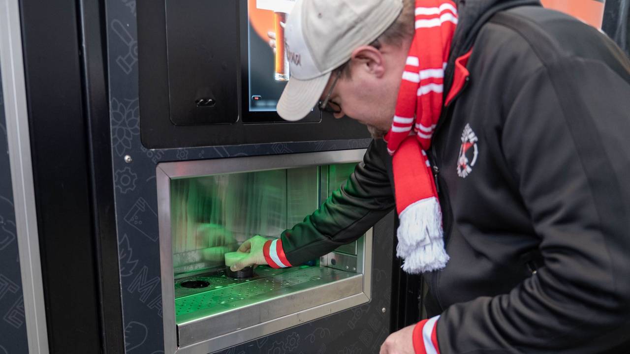 De eerste voetbalfans in Düsseldorf testen de automaat (foto: BeerMate).