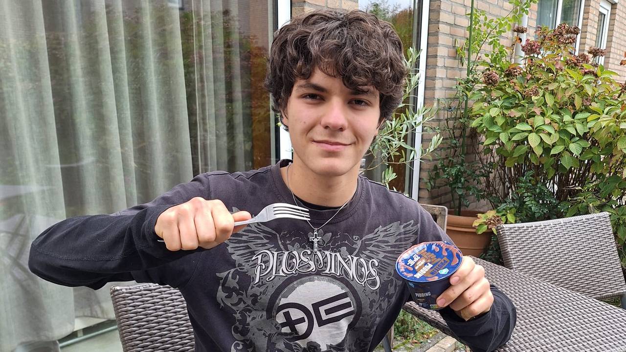 David Geicu klaar voor pudding eten met een vork (eigen foto).