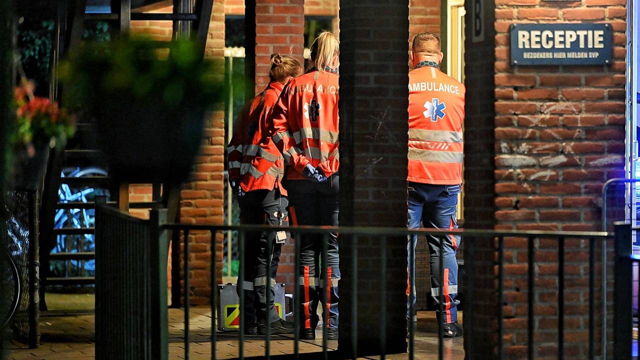 Twee gewonden bij steekpartij op azc-terrein, bewoner (35) aangehouden