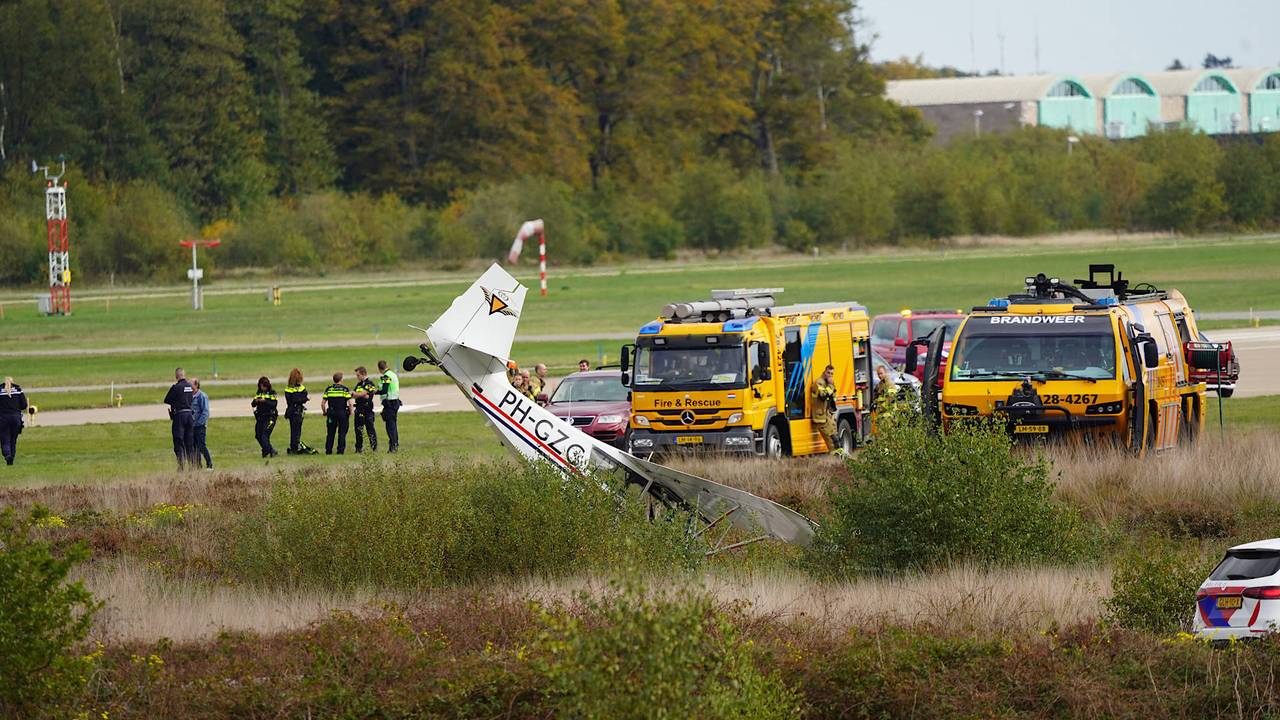 Vliegtuigje belandt met neus in het gras bij landing