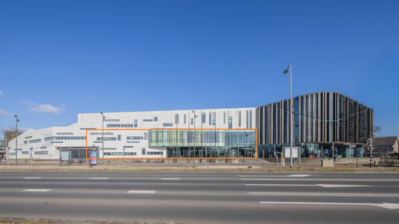 Het oude gemeentehuis van Grave staat te koop (bron: Funda).