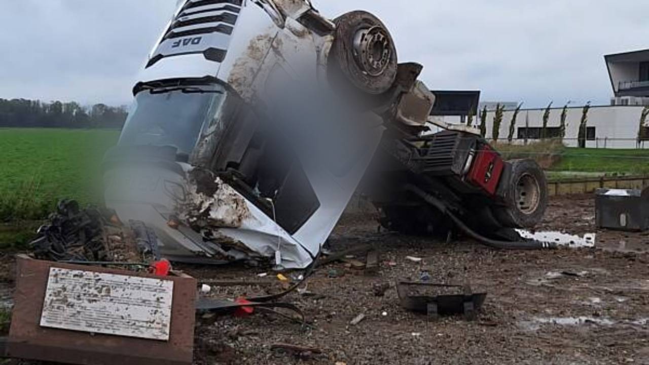 Gekantelde vrachtauto vernielt oorlogsmonument, bestuurder raakt gewond.