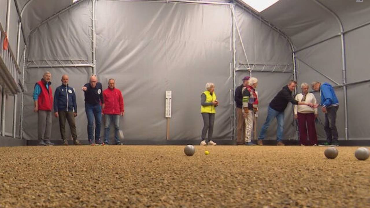 Pétanque Union Bois le Duc spelen in tenthallen in Den Bosch (foto: Omroep Brabant).