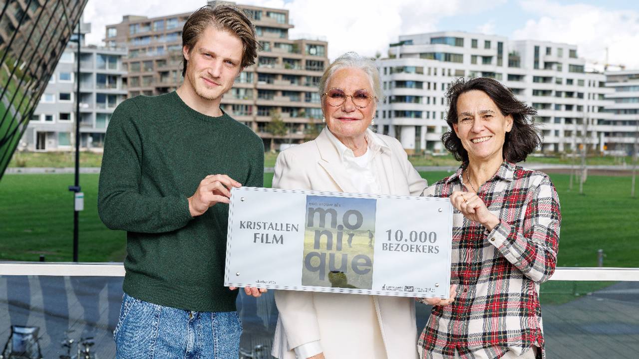 Acteur Joes Brauers, actrice Monique van de Ven en regisseur Claire Pijman met de award (foto: Arjo Frank).